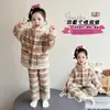 Pijama de forro polar coral para niños, engrosado para otoño e invierno, estilo nuevo, conjunto de franela para niñas y bebés, ropa de estar con cuello alto para niñas