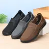 Tênis casuais de malha respirável feitos sob medida para o verão com solas macias, confortáveis de usar, estilo slip-on, perfeitos para pais, sapatos casuais masculinos