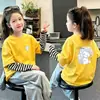 Camiseta de manga comprida para meninas, nova coleção outono 2026, estilo outono inicial, base de algodão puro, top para look de duas peças primavera e outono infantil