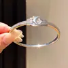 Pulseira Geométrica Vazada de Zircônia Leve Luxo Nicho Sensação de Alto Padrão Moda Exquisita Retrô Commute Joia de Mão para Mulheres