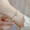 Pulseira de Pérolas Naturais de Água Doce para Mulheres, Design Exclusivo com Toque de Luxo, Pulseira de Pérolas com Fio Elástico de Flor de Concha