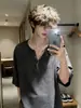 Camiseta Retrô Americana de Manga Curta com Gola Henry para Homens, Estilo Verão Old Money, Top Cinza Texturizado e Relaxado, Gola Redonda para Homens