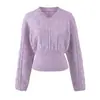 Suéter de punto trenzado morado con cuello en V para mujer, estilo suave y relajado, suéter corto de otoño de manga larga con jacquard entallado a la cintura, con un look sofisticado