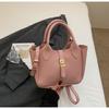 Bolsa de Cubo Portátil con Patrón de Lichi Simple y Elegante de Lujo Ligero para la Primavera 2026, Bolso Cruzado Versátil de Diseño Nicho para el Día a Día