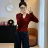 Elegante y hermoso suéter de punto rojo estilo francés, nuevo modelo invierno 2025, ambiente navideño y de Año Nuevo, top de manga larga con cuello en V