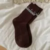 Meias cor de café femininas meias japonesas doces florais de cano médio tecido com letras patch de tecido renda meias longas versão coreana laço meias largas