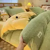 Conjunto de Quatro Peças de Veludo Leite de Inverno, Grau A, Adequado para Bebês e Mães, Espessado, Quente, Antiestático, Cor Sólida, Conjunto de Roupa de Cama de Flanela com Veludo Embossado