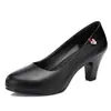 Populares zapatos de mujer de cuero suave 2026, modelo de otoño con suela blanda, nuevos zapatos de oficina de tacón medio y alto para mujeres de mediana edad, zapatos de cuero para dama