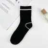 Calcetines Largos de Verano para Mujer Estilo Ins de Moda para Uso en Exteriores Primavera y Otoño de Longitud Media Negros y Blancos Casuales Simples Modernos Versátiles