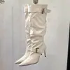 Botas retro de estilo post-apocalíptico con punta fina, fruncidas, ajustadas y de tacón alto con un diseño distintivo, botas de montar largas para mujer con una elegante hebilla de cinturón