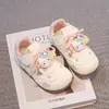 Tenis para niña 2026 con velcro, bordado de caricaturas, cordones a cuadros, suela suave, antideslizantes, zapatos casuales blancos para primavera y otoño, versátiles