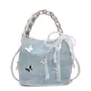 Bolsa Pequena com Textura para o Verão para Mulheres 2025 Nova Bolsa de Ombro Transversal Borboleta Corrente Prateada Bolsa Estilo Balde da Moda