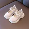 Sapatos pretos de couro de princesa, sapatos versáteis para meninas, novo estilo primavera 2026, sola macia, confortáveis e estilosos, sapatos de mola modernos para primavera e outono.