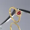 Anel de Zircônia Vermelho Sangue de Pombo Elegante e de Alto Padrão, Venda Quente Transfronteiriça, Anel de Zircônia Branca Banhado a Ouro Cobre para Mulheres, Microincrustado