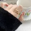 Anel de Metal com Design Minimalista de Cabeça Dupla, Moderno e Requintado, Cravejado com Zircônia, Joia Versátil e Única em Estilo Aberto