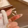 Anillo de lujo ligero coreano de alta gama con perla de circón para mujer, diseño de nicho vintage, joyería de anillo abierto con lazo