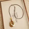 Nuevo collar de cadena para suéter con colgante hueco en forma de gota de agua de madera de color café geométrico minimalista estilo chino para mujer, accesorio largo