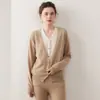 Cardigan macio de malha estilo francês Bai Cai Rong Outono/Inverno 2026 com design falso de duas peças em V, casaco suéter solto