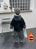 Conjunto de invierno para niño: un conjunto de dos piezas elegante y moderno con estampado de cuadros y forro polar, diseñado para niños y jóvenes