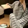 Pijama listrado preto e cinza de manga comprida para mulheres, estilo outono e inverno, novo estilo 2026, quente com veludo, conjunto de duas peças de alta qualidade para casa