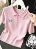 Camiseta de Tricô Manga Curta com Gola Polo Bordada Estilo Coreano para Mulheres, Design de Verão, Corte Justo, Seda Gelada, Ombro Normal, Gola Reversível, Top Fino