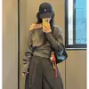 Camiseta negra de manga larga con rayas estilo coreano, hombros descubiertos, para mujer, perfecta para principios de otoño, chic y elegante, una preciosa blusa holgada