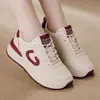 Sapatos Esportivos de Couro de Tamanho Grande para Mulheres, Versátil Primavera Novo Estilo Corrida Planos Antiderrapantes Modernos Casuais para Mulheres