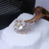Broche de Flor de Ciruelo Tridimensional con Borla de Perlas de Lujo Ligero de Gama Alta Accesorio de Pin Antiexposición para Ropa Versátil