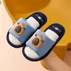 Chinelos infantis de linho para primavera e outono, com sola macia, antiderrapantes, adequados para uso interno, apresentando um design de capivara, disponíveis nos tamanhos médio e grande para meninos e meninas, e também adequados para combinar com os pais.