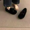 Sapatos peludos de pelúcia slip-on para mulheres, adequados para outono e inverno, com fleece adicional, novo modelo 2025, mocassins de maternidade, sapatos de algodão