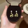 Pendientes Zodiacales del Año Nuevo del Caballo ~ Lujo Ligero Color Dorado Caballo de Madera Diamante Brillante Clips para Orejas Clavos Microincrustados Pendientes de Moda de Alto Valor