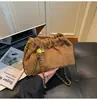 Bolsa de Camurça Exclusiva e Moderna de Nicho para Mulheres 2026 Nova Versátil Bolsa Transversal com Corrente Mini Bolsa Balde da Moda