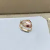 Anillo Serpiente Baojia Versión de Alta Gama Transfronteriza Europea y Americana, Finamente Elaborado con Nácar Blanco Natural y Malaquita, Combinando Diseño Original
