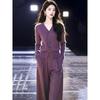 Conjunto de Roupa de Outono para uma Jovem Rica com Estilo Maduro e Casual, Apresentando um Conjunto de Duas Peças de Tricô Roxo com Calças para Mulheres