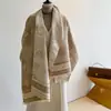 Bufanda de cachemira sintética para mujer para otoño e invierno, con un diseño jacquard de bosque retro, perfecta como chal grande para la oficina o como bufanda cálida para el cuello en ambientes con aire acondicionado.