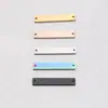 Letreros Metálicos Perforados de Yiwu Se Pueden Personalizar con Color de Logotipo Aleación de Zinc Bolsas y Sombreros para Ropa Letreros Cosidos a Mano