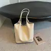 A nova bolsa tote trançada e moderna da Ruien é uma bolsa de ombro simples e de nicho com grande capacidade e pode ser usada como bolsa de ombro.