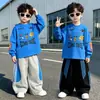 Roupa infantil, coleção de outono 2026 para meninos, novo estilo para crianças médias e maiores, roupas de primavera e outono, conjunto de duas peças de manga comprida para meninos