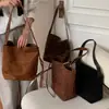 Bolso cubo de gamuza con estampado de leopardo retro de nicho coreano para otoño e invierno, bolso de mano versátil para hombro y bandolera para mujer