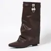 Botas femininas estilo europeu e americano com fivela empilhada na panturrilha, calças-bota plissadas de calçar, botas femininas de outono e inverno com bico redondo e salto médio, em estoque do fabricante