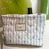 Bolsa de Lona Floral, Necessaire de Mão, Clutch Feminina, Bolsa de Tecido para Armazenamento, Design Fresco, Zíper, Simples e Versátil