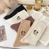 Calcetines de mujer modernos y versátiles, perfectos para otoño e invierno, con un diseño elegante, engrosados para abrigar y con un efecto adelgazante en las piernas.. Estos calcetines de media pantorrilla también son adecuados para el deporte y el uso diario.