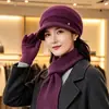 Conjunto de tres piezas para mujeres de mediana edad y mayores: gorro de punto grueso y cálido de otoño e invierno, gorra de béisbol de pelo de conejo, bufanda y guantes
