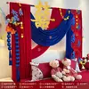 Decoración de Habitación de Boda con un Estilo Chino de Alta Gama, Cortinas de Colores Contrastantes Rojo y Azul, Pared del Fondo de la Cabecera con el Carácter de Doble Felicidad, Habitación de la Novia
