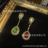 Pendientes colgantes de cobre antiguo occidental medio con incrustaciones de pedrería AB roja y verde, exquisita industria pesada chapado en oro 18