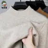 2024 Suéter de punto cálido acolchado de color sólido de terciopelo de una pieza de angora suéter de cuello medio para jóvenes hombres una generación de pelo