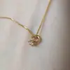 Collar con colgante de anillo de diamante mini inspirado en el diseño, lujo ligero, nicho, acero de titanio de alta gama, cadena para la clavícula de moda minimalista de Instagram