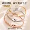Pulsera de acero inoxidable de comercio exterior transfronteriza con incrustaciones completas de diamantes para mujer, estilo europeo y americano, pulsera de acero de titanio impermeable y que no pierde el color, disponible para venta al por mayor