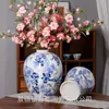 Jarrón de Cerámica Azul y Blanco con Pintura Dorada de Uvas de Jingdezhen, Florero de Cerámica Estilo Chino Nuevo, Decoración para Arreglo Floral de Sala de Estar, Venta al por Mayor