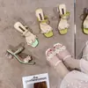 Chinelos para Mulheres para Usar Fora, Novo Estilo Verão 2025, Sandálias de Salto Médio para Mulheres, Salto Grosso, Uma Tira, Decoradas com Flores, Sandálias Femininas de Bico Aberto